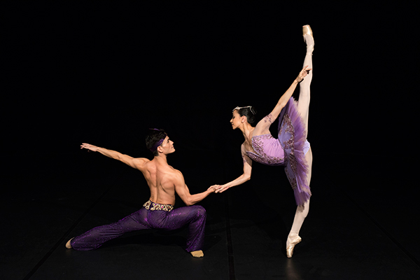 yoshi-suzuki-ali-e-luiza-yuk-medora-em-grand-pas-de-deux-de-o-corsiriofotowilian-aguiar