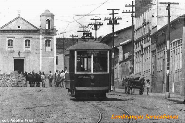 brill-fechada-brill-fechada-para-2-carros-viajando-para-o-leste-na-rua-d